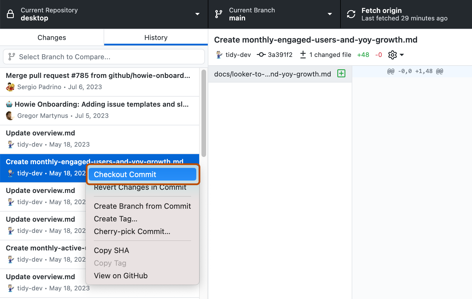 Capture d’écran d’une liste de commits dans l’onglet « Historique ». À côté d’un commit, dans un menu contextuel, l’option « Extraction d’un commit » est mise en évidence en orange.