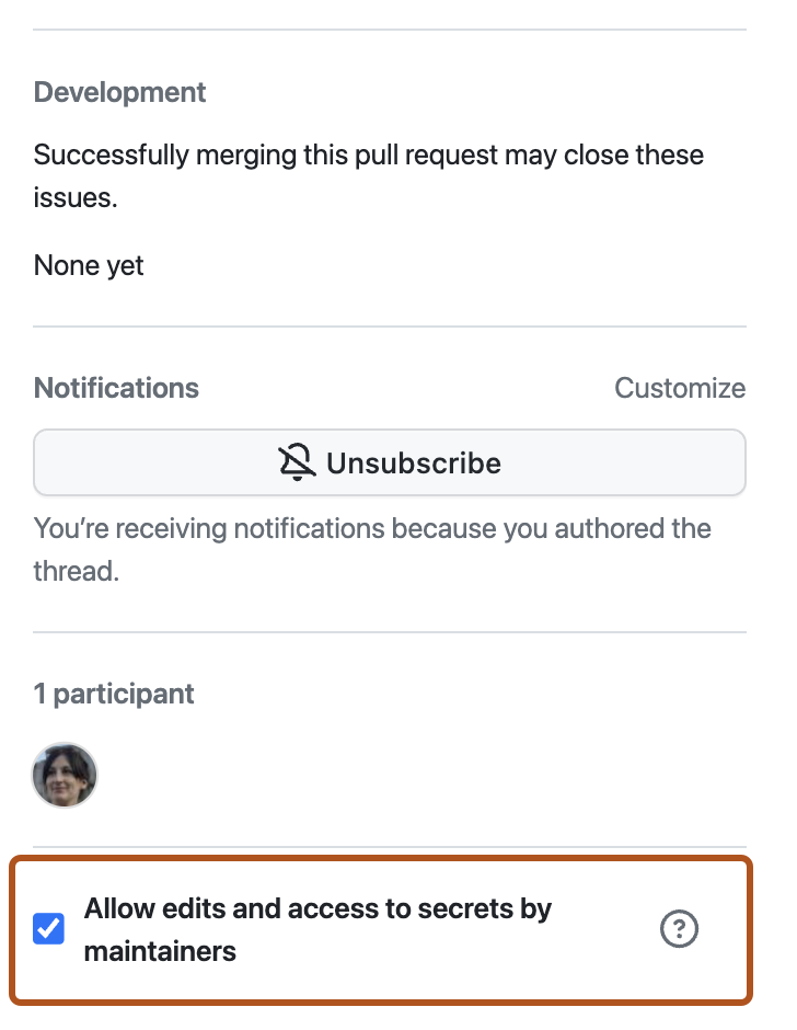 Screenshot eines Pull Requests. Unten rechts ist das Kontrollkästchen „Allow edits and access to secrets by maintainers“ aktiviert und orange umrandet.