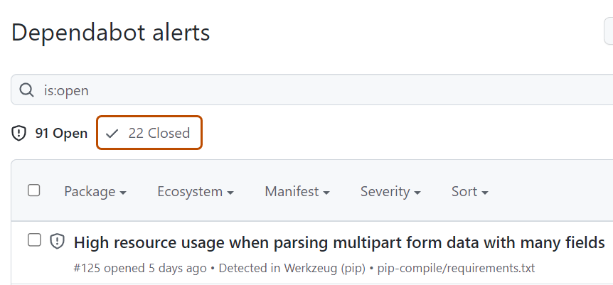 Screenshot der Liste der Dependabot alerts mit orange umrandeter Registerkarte „Geschlossen“